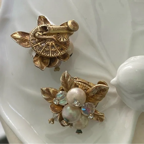 Vintage Signed Vendome Faux Pearl and AB crystals cluster flower earring. - Picture 4 of 11